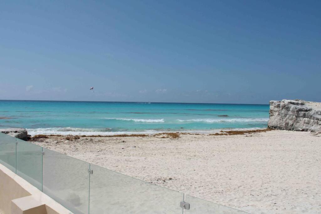 Beach Front Renewed Apartment 칸쿤 외부 사진